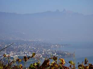 Vevey Montreux et le pont de l'autoroute dans la brume